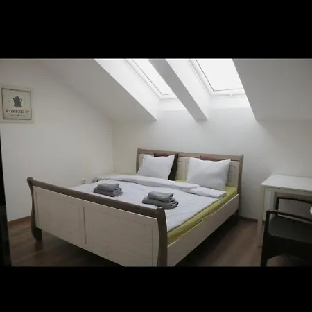 Urban, 2 Bedroom, Six Min Tram Charles Bridge Lägenhet Prag